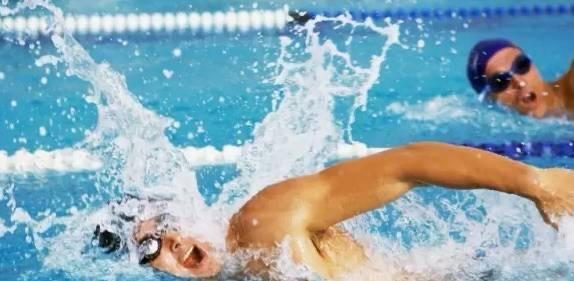 自由泳肩部发力的技巧（掌握自由泳的正确发力方式，让你轻松游进终点）