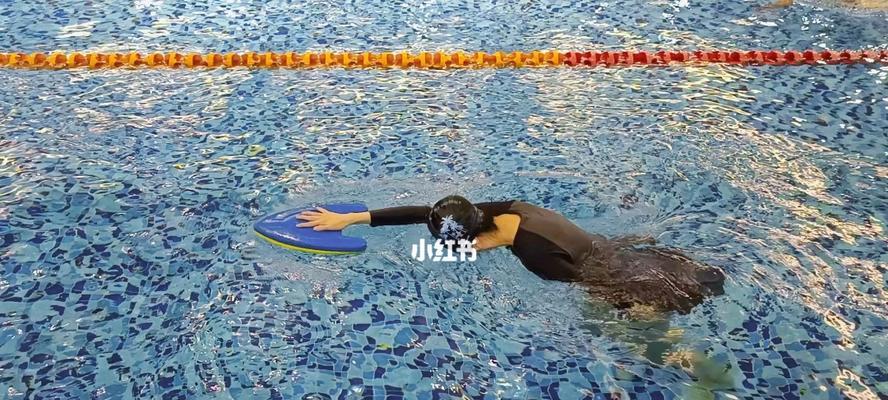 自由泳换气腿部下沉的技巧（提高游泳效率的重要秘诀）