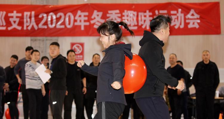 如何巧妙地把乒乓球丢进水杯（15个技巧教你轻松玩转乒乓球水杯游戏）