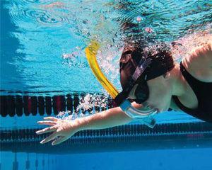 自由泳游泳换气的正确方法（呼吸技巧不当易导致游泳困难）