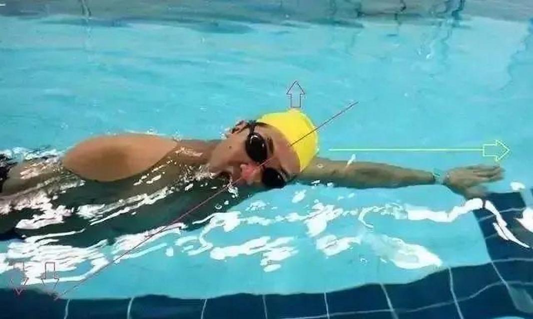 自由泳快速换气手法教学（掌握有效的呼吸技巧提高游泳成绩）