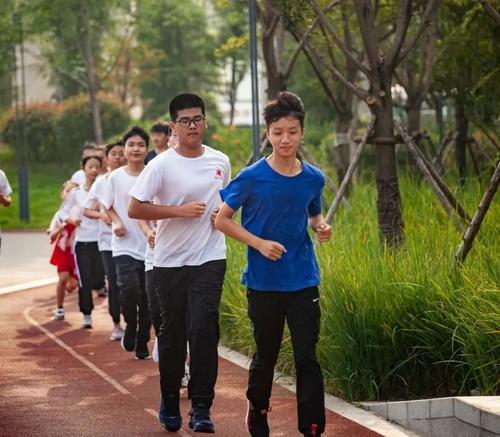 如何提高成人1000米跑步的技巧（15个练习让你事半功倍）