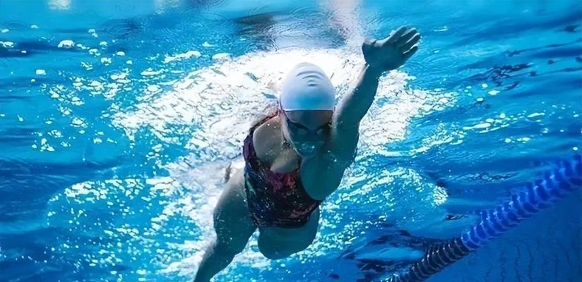 自由泳换气技巧——如何正确伸手换气（解析前伸手姿势不正确的原因及改进方法）