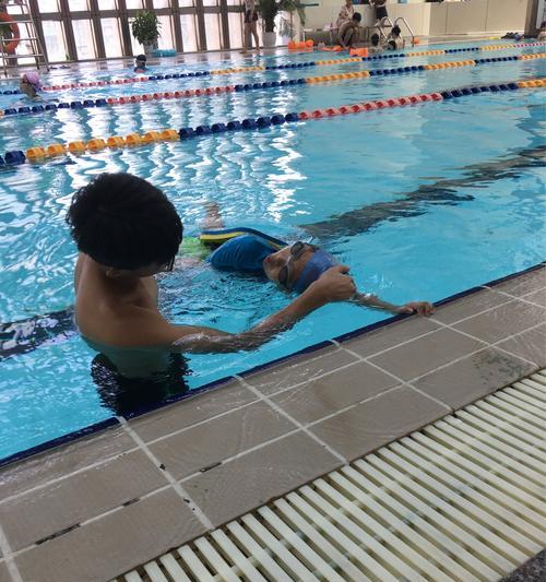 自由泳教学（从基础技巧到高难度练习）