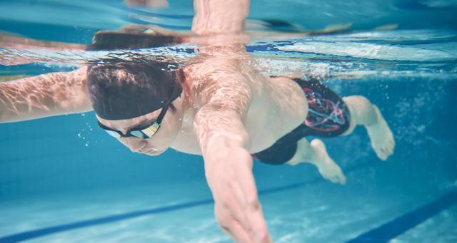 自由泳换气水下呼吸方法（掌握正确的换气技巧）