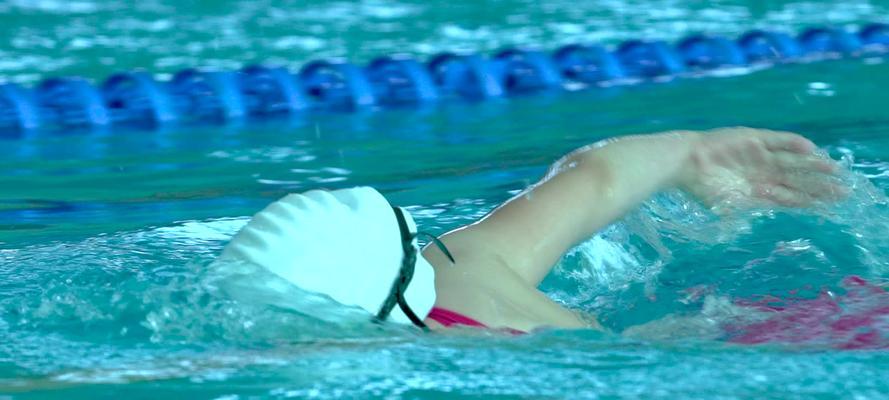女性自由泳换气正确手臂姿势（正确换气姿势）