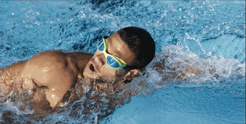 自由泳换气身体姿势的技巧与注意事项（如何正确地进行自由泳换气）