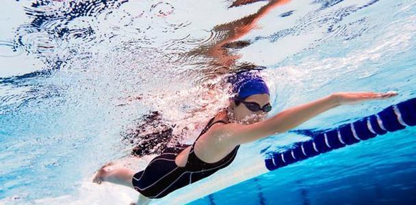 如何训练另一侧自由泳换气技巧（以不同训练方法提高换气顺畅度）