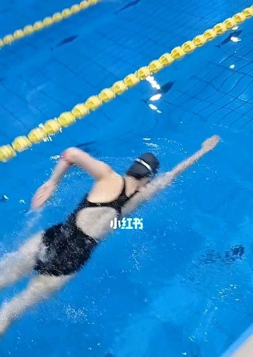 自由泳三划一换气：提高游泳效率的技巧