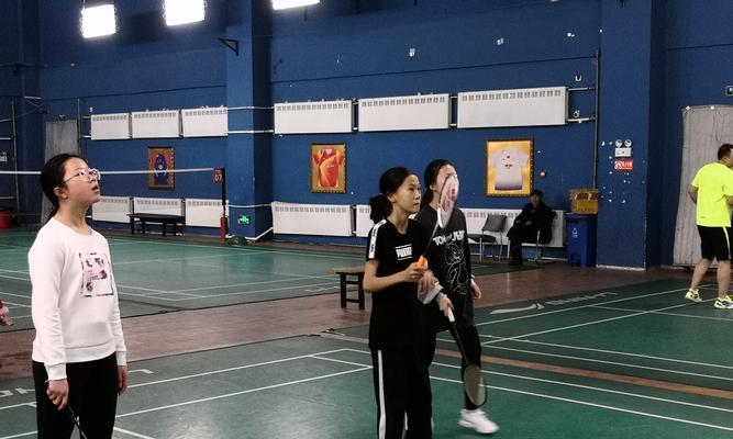 零基础学打羽毛球技巧（羽毛球初学者必备知识）