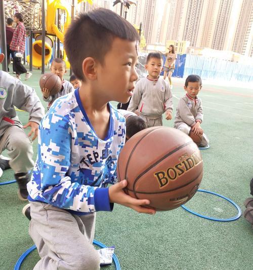 如何提高足球守门员的长传技巧（掌握守门员长传的技巧和方法）