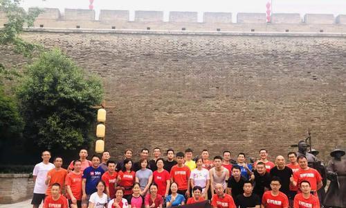 大明宫跑步技巧教学（健康有序的跑步方式提高运动效果）