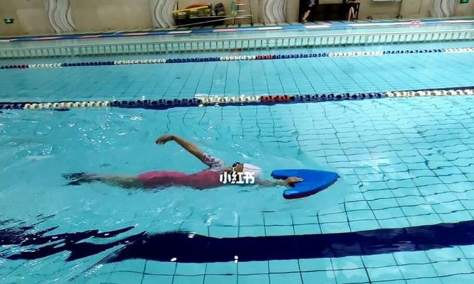 自由泳无浮板单手换气练习技巧（掌握单手换气技巧）