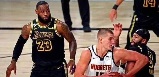 詹姆斯控球技巧的独特魅力（揭秘NBA巨星掌握控球的秘诀）