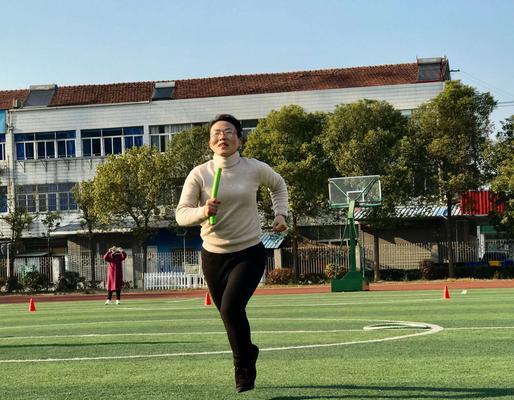 如何提高二百米接力跑步技巧（掌握正确的起跑姿势和交接棒技巧）