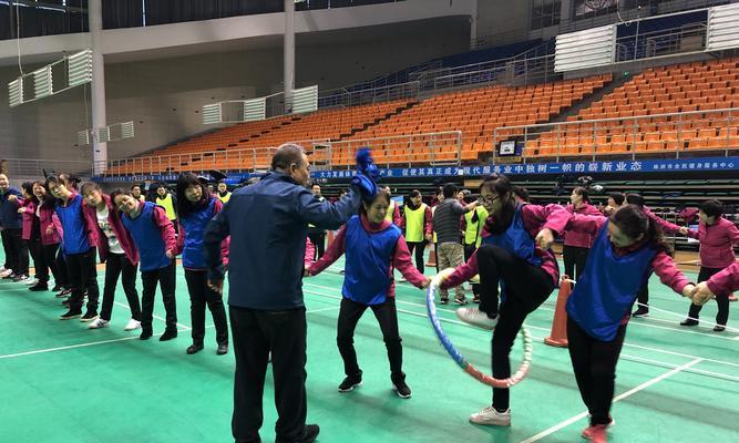 掌握足球场跑步比赛技巧（从跑步姿势到呼吸方法）