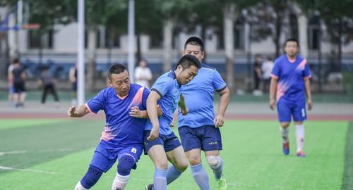 足球比赛中的跑步技巧（提高速度）