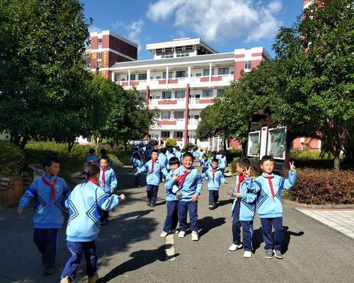 跑步出场技巧大揭秘（从舞台上的行进到跑步出场）