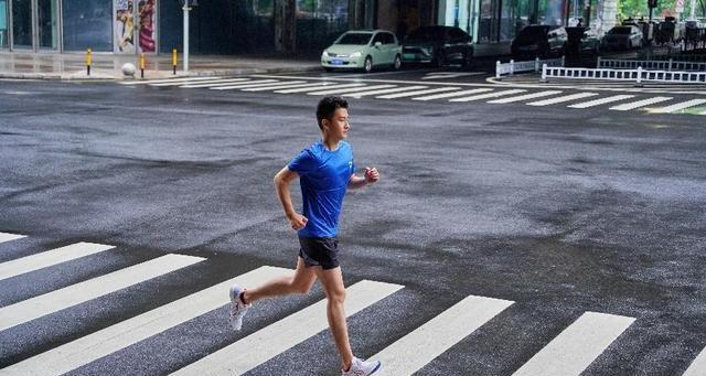 高中跑步训练方法和技巧有哪些？如何提高跑步成绩？