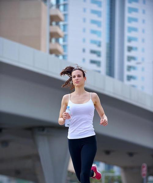 跑步时如何保持体力？掌握这些小技巧让你跑得更远！
