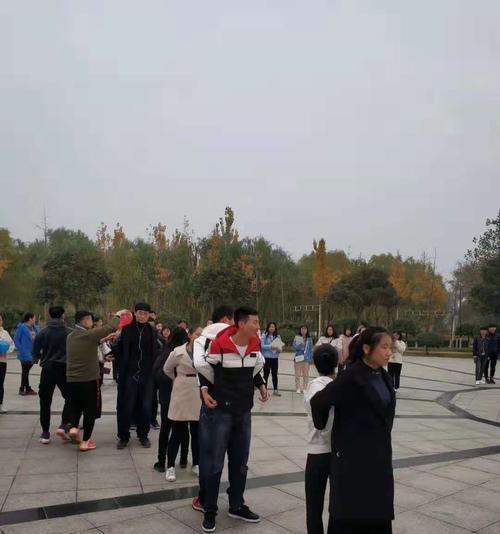 两人背气球跑步怎么玩？有哪些技巧和常见问题解答？