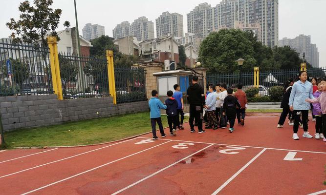 如何掌握蹲踞式50米跑步技巧？教学中常见的问题有哪些？