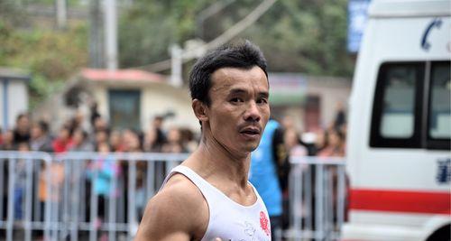 马拉松持续发力技巧是什么？如何在长跑中保持体力？