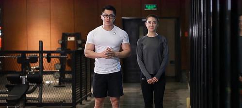 负重跑上坡路的技巧是什么？如何提高上坡跑的效率和耐力？