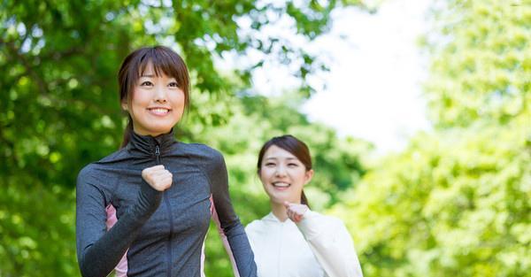 光脚跑步的益处和风险是什么？如何掌握正确的技巧？