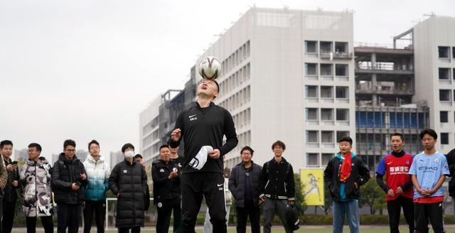 大学体育课足球技巧有哪些？如何提高足球技能？