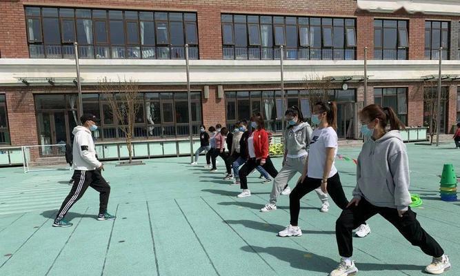 大学足球绕桩技巧有哪些？如何提高绕桩速度和技巧？