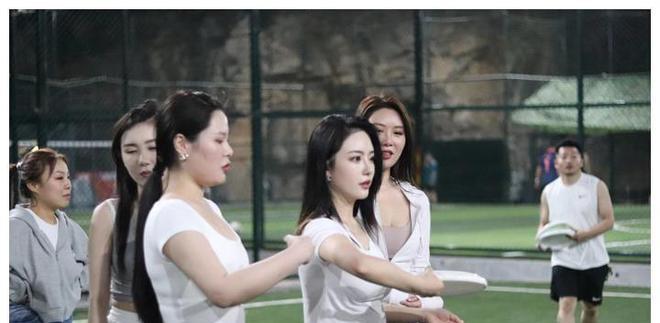 足球场边锋打法技巧有哪些？如何有效提升边锋的进攻效率？