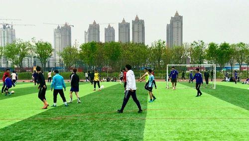 足球场跟拍技巧有哪些内容？如何捕捉精彩瞬间？