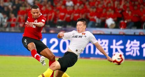 足球场教练打球技巧有哪些？如何提高球员的技能水平？