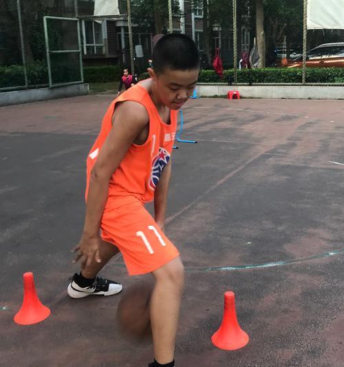 足球快速运球变向技巧有哪些？如何有效提高运球变向能力？