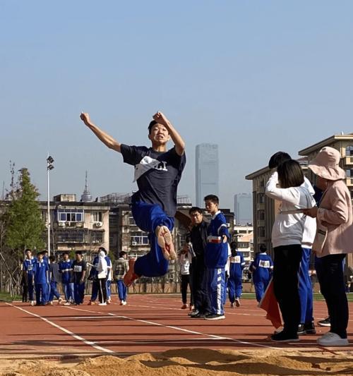 如何掌握足球内侧停高空球技巧？常见错误有哪些？