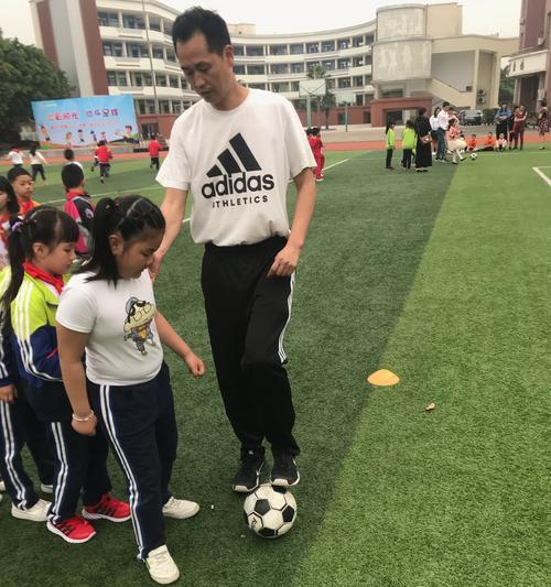 足球逆时针转弯技巧是什么？如何有效掌握？