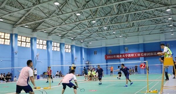 如何在教职工羽毛球比赛中提高技巧？常见问题有哪些？