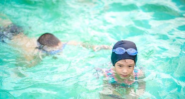 学游泳如何抬头换气？掌握正确技巧避免呛水！