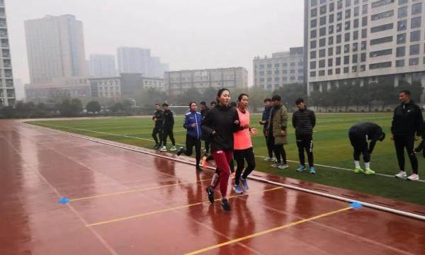 足球裁判员如何掌握优秀的跑位技巧？有哪些技巧可以提高跑位效率？