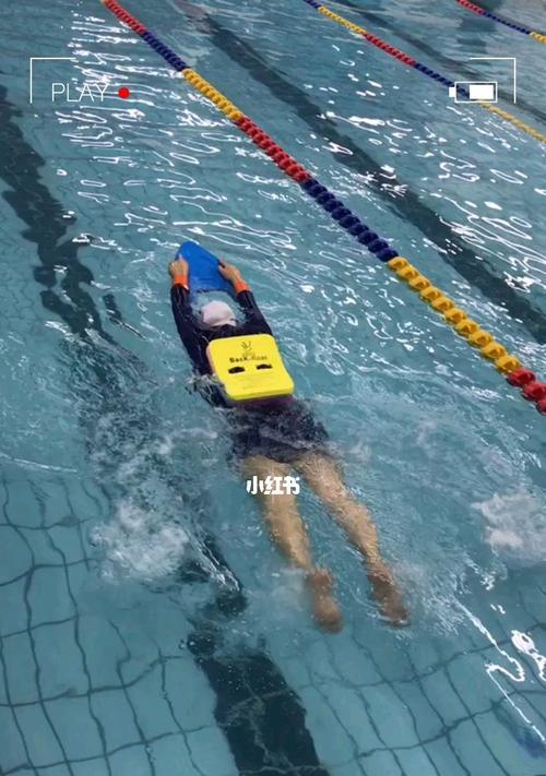 如何正确学习游泳划手和换气技巧？