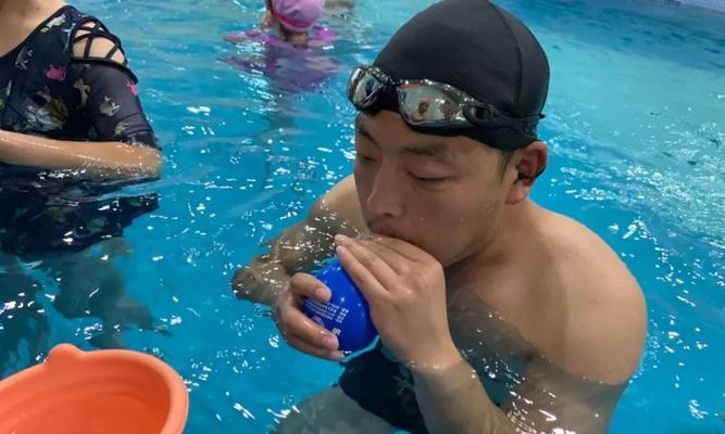 游泳换气时嗓子干是怎么回事？如何解决？