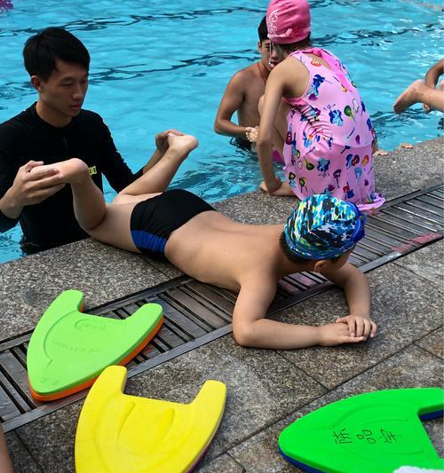 学游泳应该先掌握泳姿还是换气技巧？