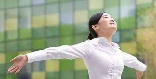 游泳换气时感觉缺氧怎么办？如何改善换气技巧？