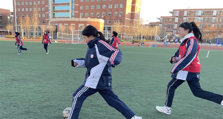 如何提高足球默契配合技巧（15个步骤帮你成为默契配合的高手）