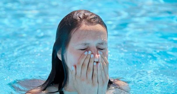 夏季学游泳，掌握换气技巧的重要性（如何在游泳中正确地呼吸）