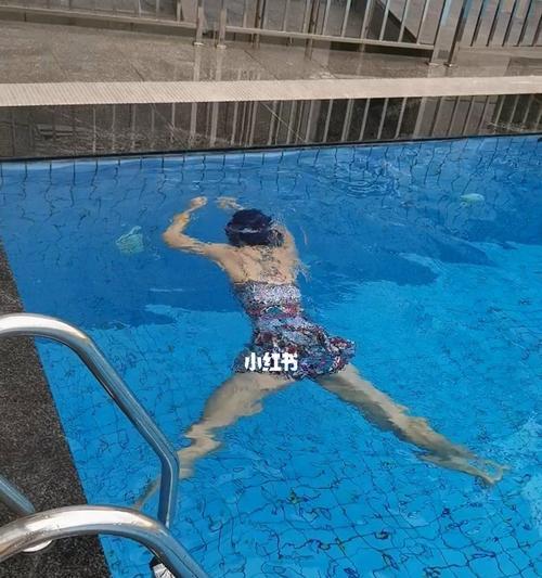 掌握泳池游泳换气动作的技巧与要求（如何在游泳中合理呼吸）