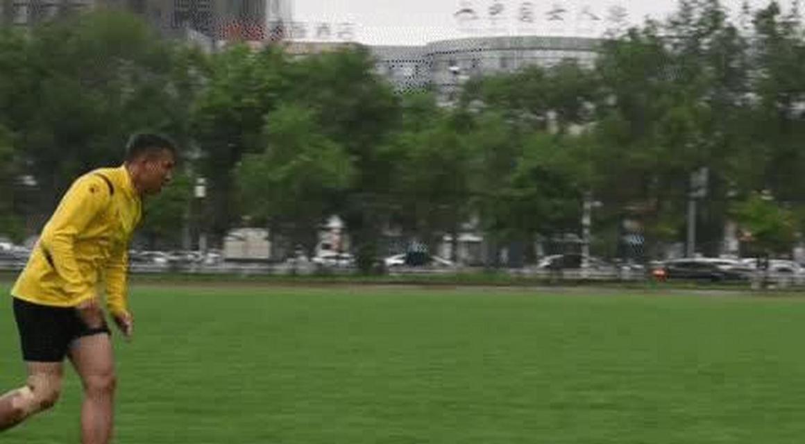 掌握铲球技巧，成为足球高手（用技巧铲出足球世界的精彩）