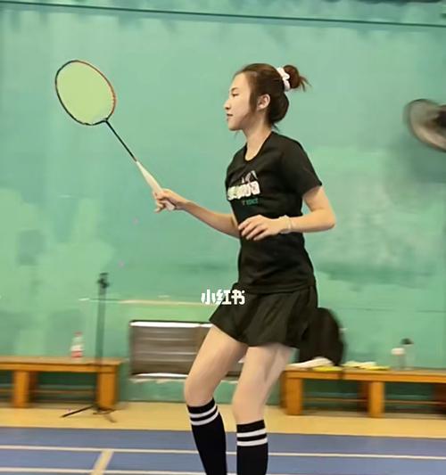 墙边羽毛球技巧大全（如何在墙边练习羽毛球技巧）