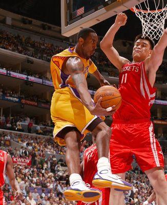 NBA篮球过人技巧教学（掌握篮球比赛中的过人技巧）